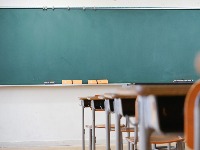 Gimnazija prešla na onlajn nastavu jer krov prokišnjava: Roditelji besni, diretorka krivi vreme