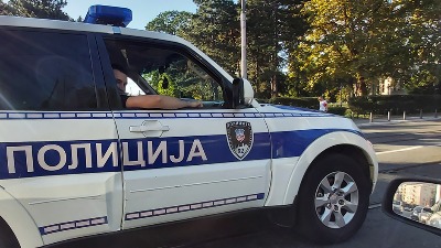 Interventna policija u dvorištu Visoke zdravstvene škole: Legitimišu studente!