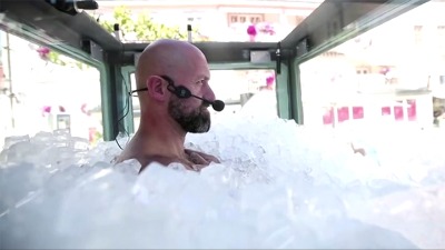 Austrijanac oborio rekord u stajanju u kutiji leda (VIDEO)