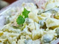 Ruska salata idealna za slavu: 2 sastojka joj daju poseban ukus 