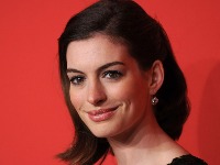 Najlepša žena sveta za 2026: En Hatavej iskreno o starenju, braku i životnim promenama