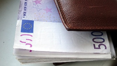 Redovi u bankama: Građani ne mogu da podignu depozit u evrima?! Redovi u bankama: Građani ne mogu da podignu depozit u evrima?!