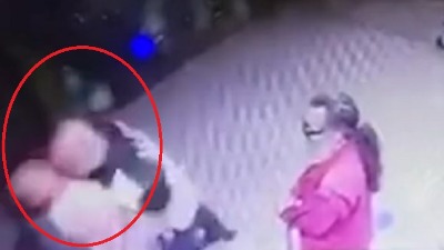UŽAS NA NOVOM BEOGRADU Glavom nokautirao ženu (VIDEO) UŽAS NA NOVOM BEOGRADU Glavom nokautirao ženu (VIDEO)
