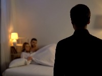 Stručnjak za veze upozorio: Jedna noćna navika može značiti da vas PARTNER VARA 