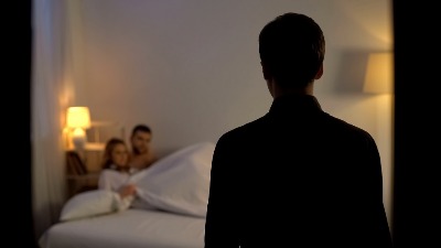 Stručnjak za veze upozorio: Jedna noćna navika može značiti da vas PARTNER VARA 