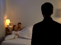 Muž poranio kući, pa ljubavnik iskočio KROZ PROZOR: Mreže GORE - ljudi ne veruju svojim očima (VIDEO) 