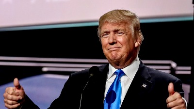 TRAMPU PLJESKALI U BELOJ KUĆI Potpisao se bez greške (VIDEO)