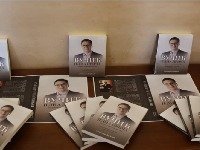 Vučićeva knjiga o obojenoj revoluciji HIT na mrežama (FOTO)