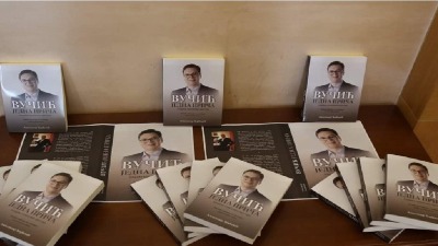 Vučićeva knjiga o obojenoj revoluciji HIT na mrežama (FOTO)