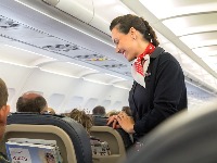 Što stjuardese sede na rukama pri poletanju i sletanju aviona?