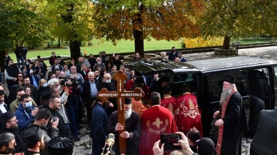 Stotine vernika se oprašta od Amfilohija na Cetinju