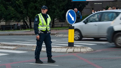 Saobraćajni policajac OBOREN kada je pokušao da zaustavi vozilo sa PAPIRNIM TABLICAMA