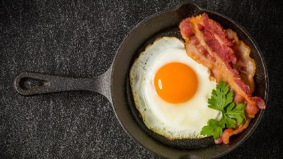 Recept zaludeo internet: Ispržite jaja bez kapi ulja, potreban vam je samo jedan sastojak (VIDEO) 