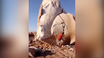 Pukla masivna stena: Čovek lupao, nije znao šta očekuje! (VIDEO)