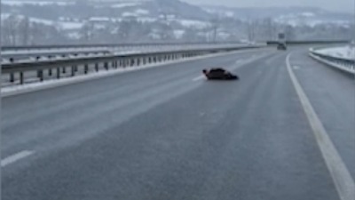 Čovek leži NASRED auto-puta "Miloš Veliki" (VIDEO)