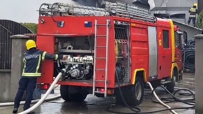 Zapalio se auto tokom vožnje, vatrogasci spasili roditelje i bebu