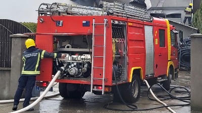 Požar u magacinu poznate kurirske službe (FOTO)