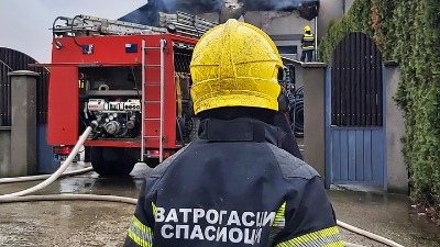 Izbio požar na Košutnjaku: Zalili se stari vagoni