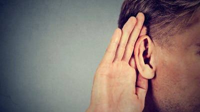 Ako vam zvoni u desnom uhu, to može da znači SAMO JEDNO 