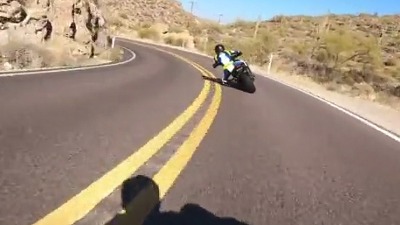 Jedva iskontrolisali motore: Proklizali u krivini (VIDEO)