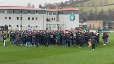 Šta se dešava u Francuskoj? I navijači Sent Etjena upali na trening Šta se dešava u Francuskoj? I navijači Sent Etjena upali na trening