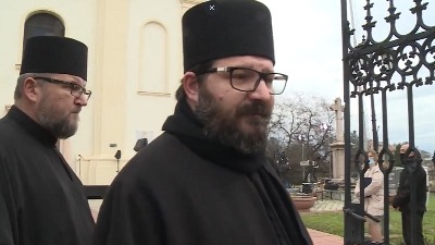 Sveštenici zabranili N1 da uđe u portu na parastos žrtvama Racije