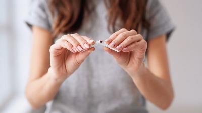 Pali muškarac i žena: Zaplenjene cigarete i duvan vrednosti više od milion dinara