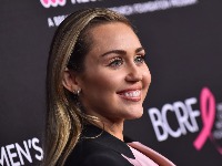 Majli Sajrus se VERILA: Ovo je njen BUDUĆI MUŽ? (VIDEO) 