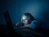 Veštačka inteligencija rešava domaće zadatke: Koliko đaci dnevno provode na internetu i čemu im služi?