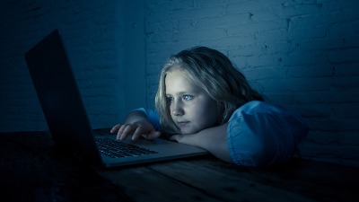 Veštačka inteligencija rešava domaće zadatke: Koliko đaci dnevno provode na internetu i čemu im služi?