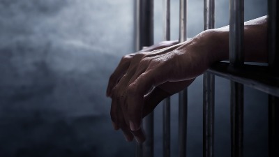 Haos "kavčana" u zatvoru: Krili telefone u zidu ćelije, pa napali obezbeđenje