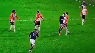 Bivši igrač Zvezde udario rivala glavom (VIDEO)