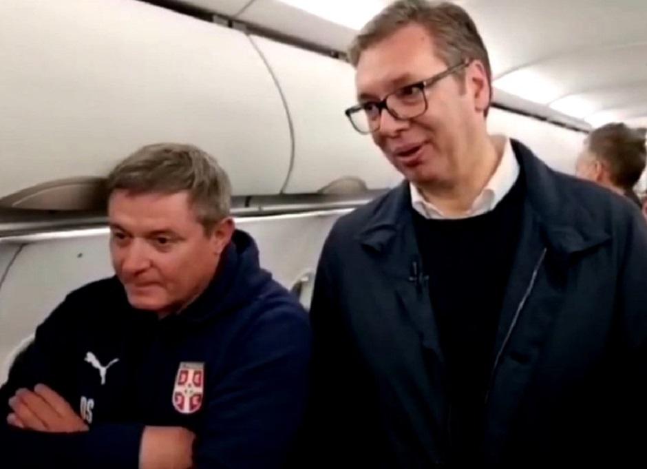 Vučić u avionu obećava milion evra fudbalerima FOTO: Printscreen