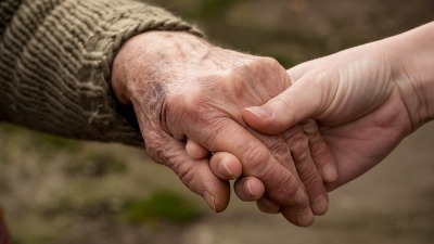 Da li je greh ODBITI ostarele roditelje: Šta (ni)su deca dužna Da li je greh ODBITI ostarele roditelje: Šta (ni)su deca dužna