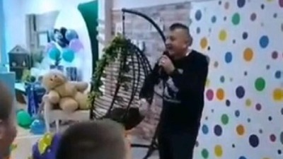 Idiotska pesma na dečijem rođendanu sa sve pevačem (VIDEO) Idiotska pesma na dečijem rođendanu sa sve pevačem (VIDEO)