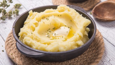 Ostao vam je pire krompir od ručka? Pretvorite ga u hrskave piroške koje nestaju za minut!