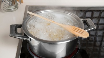 Stari kuhinjski trik koji sprečava haos na šporetu: Evo zašto drvena varjača zaista radi