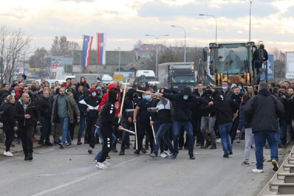 Policija se povukla pred batinašima u Šapcu FOTO: ATA images