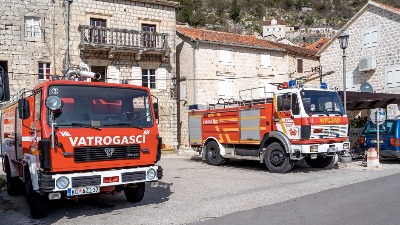 Vatrogasac povređen u eksploziji u CG: "Požar zahvatio dve kuće"