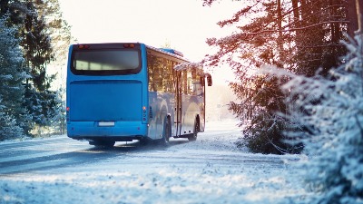 Autobus pun putnika sleteo s puta kod Aranđelovca