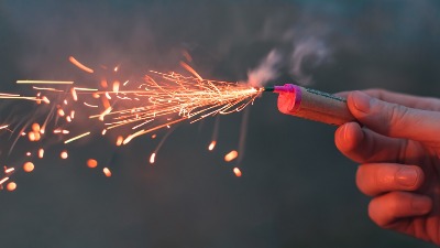 Muškarac razneo sebi šaku petardom u stanu u Mladenovcu