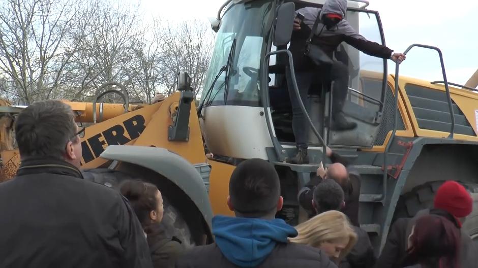 Bagerista pokusava da uđe među demonstrante u Šapcu