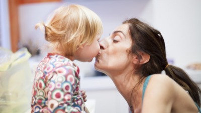 Mnogi roditelji ljube decu u usta: Šta kaže psiholog?