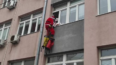 Deda Mrazevi u Dečijoj klinici u Nišu, kroz prozore (FOTO)