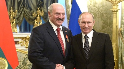 Lukašenko poklonio traktor Putinu za rođendan