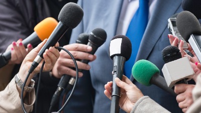 "Nepodobne" novinare ne zovu na sednice, vređaju ih i diskriminišu