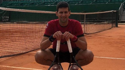 Novak u prašini: Vreme da isprljamo čarape (VIDEO)