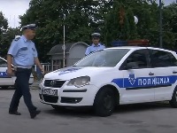 BMW beogradskih tablica uleteo u banku: Karambol u Tesliću (FOTO)