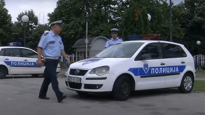BMW beogradskih tablica uleteo u banku: Karambol u Tesliću (FOTO)
