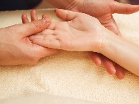 Prvi simptom bolesne jetre javlja se na DLANOVIMA: A mnogi misle da je ALERGIJA 